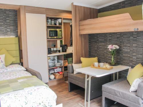 1 dormitorio con 1 cama, mesa y sillas en Jacob's Meadow, en Shrewsbury