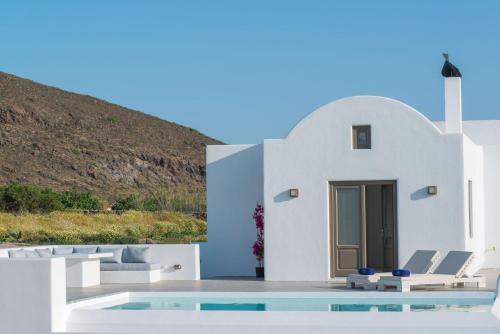 Photo de la galerie de l'établissement Luxury Santorini Villa Villa Pori Blanca Master Suite Private Pool and Stunning Sea View Near Pori Beach, à Foinikiá