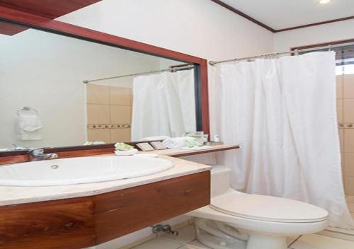 Bathroom sa Terrazas de Golf Boutique Hotel