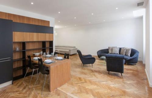 un salon avec un canapé, une table et des chaises dans l'établissement L'Opera - Magnifique T3 Vieux Port, à Marseille