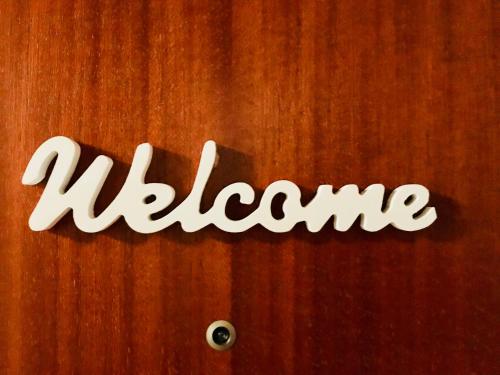 a wooden door with the word welcome written on it at Apartments Braunschweig - Charlys Home - Küche - Fachwerk - Familie in Braunschweig