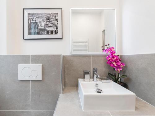 Phòng tắm tại LivinParis - Luxury 3 Bedrooms Arc de Triomphe I