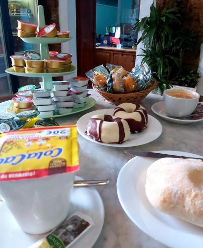 Makanan di atau berdekatan rumah tamu ini