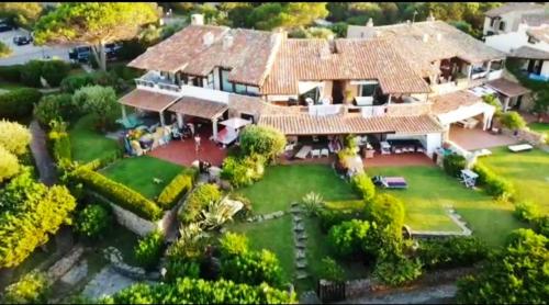 una vista aerea di una casa con un ampio cortile di LUXURY Apartment garden, pool, tennis, private beach in Porto Rotondo a Porto Rotondo
