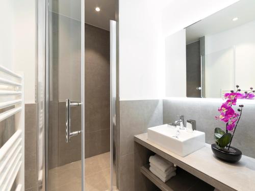 bagno con lavandino e doccia di LivinParis - Luxury 4 Bedrooms Le Marais I a Parigi