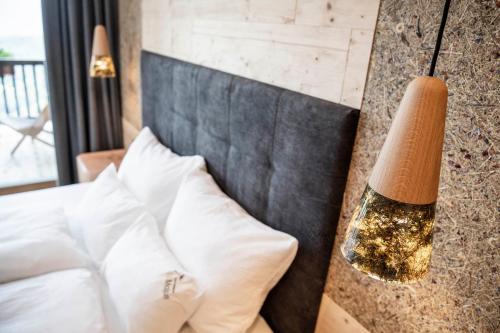 a bedroom with a bed and a wall with a cork at La Majun Fornellahof in Antermoia