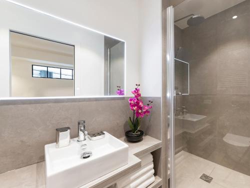 Vonios kambarys apgyvendinimo įstaigoje LivinParis - Luxury 3 Bedrooms Le Marais III