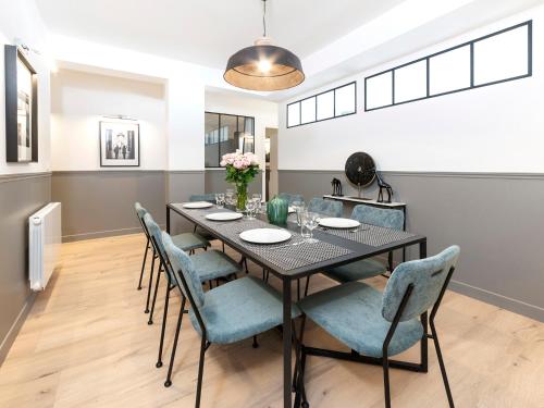 une salle à manger avec une table et des chaises dans l'établissement LivinParis - Luxury 3 Bedrooms Le Marais III, à Paris