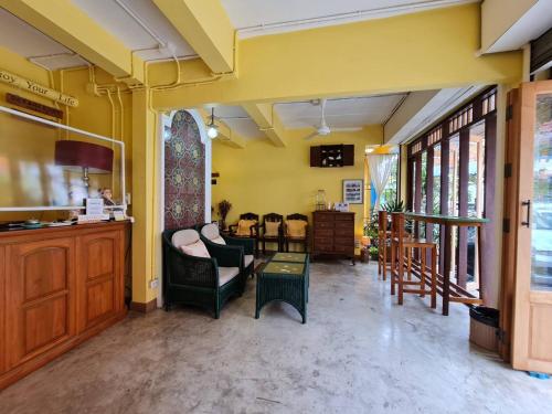 a living room with chairs and a table at Klai Hat Inn in Hua Hin