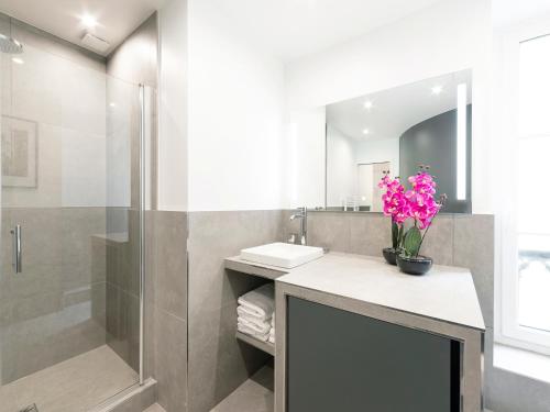 une salle de bain avec un lavabo et une douche dans l'établissement LivinParis - Luxury 3 Bedrooms Le Louvre II, à Paris