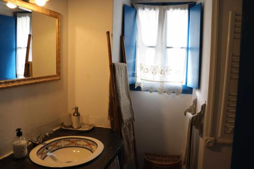 a bathroom with a sink and a mirror and a window at Casa Montoit8 in Montoito