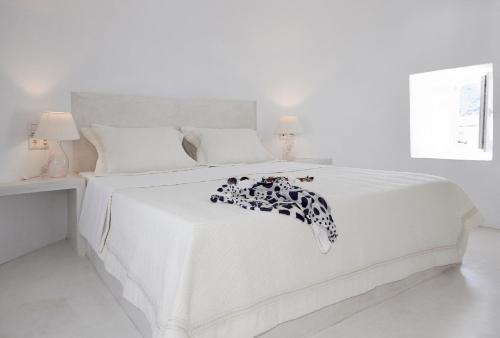 Posteľ alebo postele v izbe v ubytovaní Windmill Maisonette Asv Oia Santorini