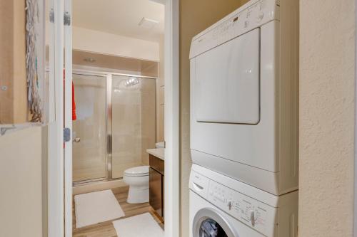 uma máquina de lavar e secar roupa branca na casa de banho em Lake Fork 12 em Taos Ski Valley