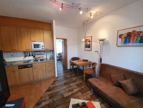 un soggiorno con un divano e un tavolo di Pension Gästehaus Elfriede Baltrum a Baltrum