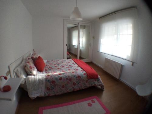 a bedroom with a bed and a window at Apartamento Tui, Casa da Barca in Tui