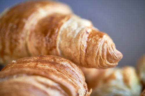 Un grupo de croissants colocados uno encima del otro en Royalton Grenada, An Autograph Collection All-Inclusive Resort, en Bamboo