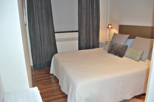 una habitación de hotel con 2 camas en una habitación en Apartamento Garona, en Vielha
