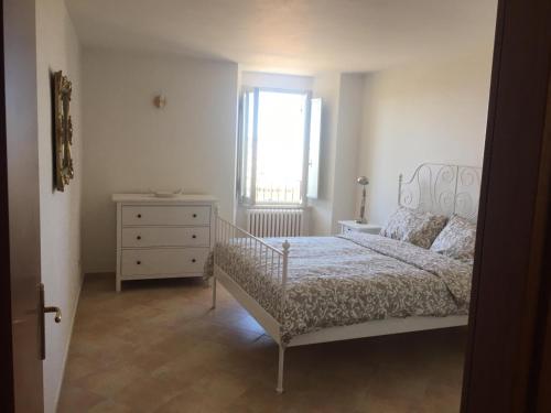 1 dormitorio con 1 cama, vestidor y ventana en Residenza La Luce di Assisi, en Asís