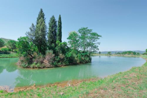 an island in the middle of a river at Hotel Palazzuolo in San Quirico dʼOrcia