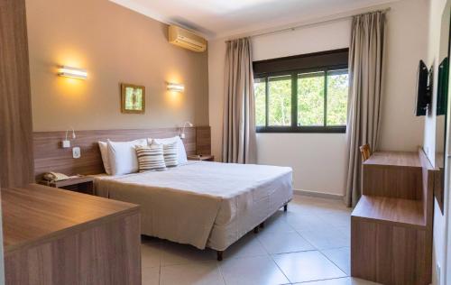 瓜拉雷馬的住宿－Guararema Parque Hotel，酒店客房设有床和窗户。