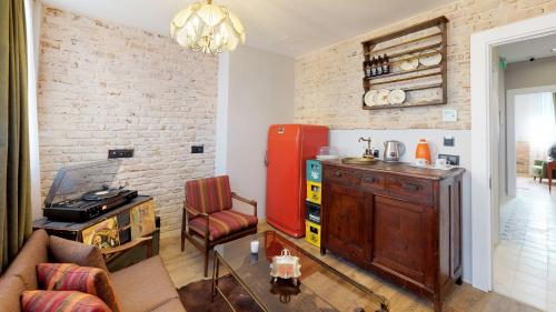 Hotel Des Arts Galata في إسطنبول: مطبخ مع ثلاجة حمراء في الغرفة