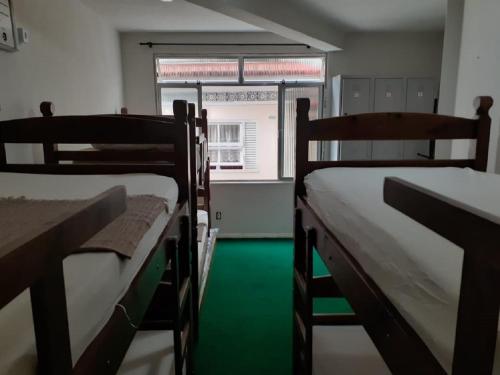 Giường trong phòng chung tại DS Hostel