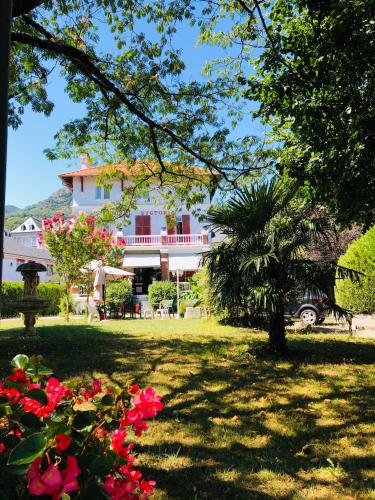 vistas a una casa con flores en el patio en T2 avec terrasse vue Hautacam dans villa historique "Victoria", en Argelès-Gazost