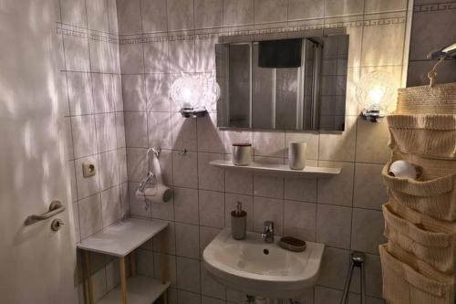 y baño con lavabo y espejo. en Heimathafen, en Büsum