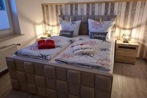 1 dormitorio con 2 camas con sombreros y toallas en Heimathafen, en Büsum