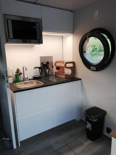 Dapur atau dapur kecil di Hausboot auf der Mosel