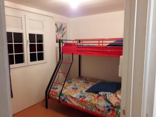 Poschodová posteľ alebo postele v izbe v ubytovaní ti kay kel