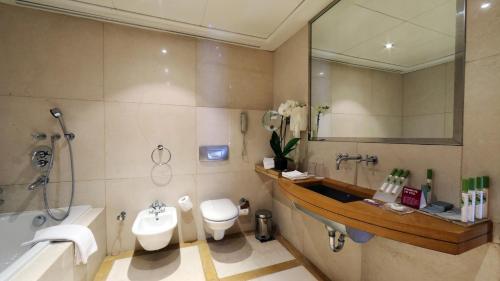 Ένα μπάνιο στο Crowne Plaza Hamra Beirut by IHG