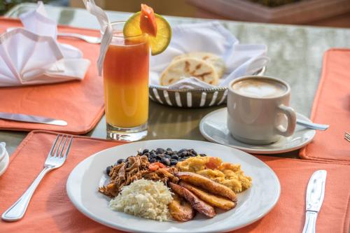 TrujilloCordillera Hotel的一张桌子,上面放着一盘早餐食品和饮料