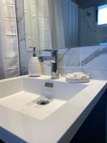 eine Badezimmertheke mit einem Waschbecken und einem Spiegel in der Unterkunft Grand Hotel Mariscala in Mariscala