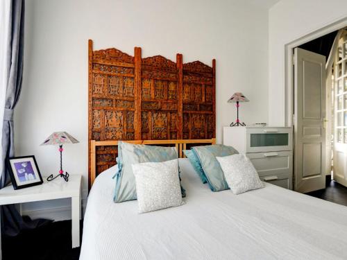 une chambre avec un grand lit blanc avec deux oreillers dans l'établissement Apartment in Isigny near Cotentin Park, à Isigny-sur-Mer