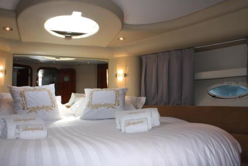 Porto Private Yacht- Accommodation Douro River tesisinde bir odada yatak veya yataklar