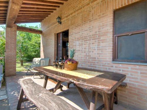 Snug Farmhouse in Castiglione del Lago with Pool