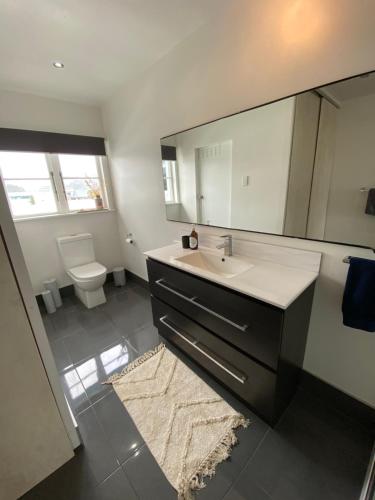 Bilik mandi di Surf N Stay Whangamata