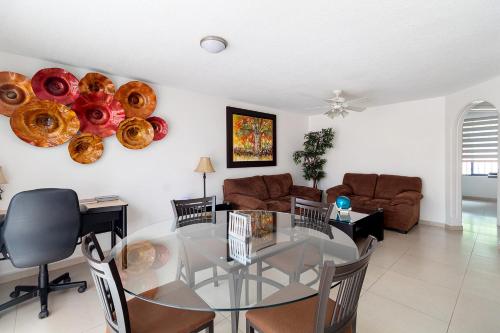 a living room with a glass table and chairs at Acogedora Suite Alberca Bernardo Quintana 3B in Mendiola