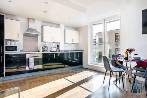 a kitchen with a table and chairs in a room at Birmingham City Centre City View Apartments Central very close to Bullring in Birmingham