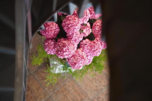 a bouquet of pink flowers in a vase at Hotel Aurora in Verona