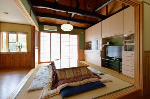 un soggiorno con tavolo e TV di Omoritei - Vacation STAY 9265 a Nasushiobara