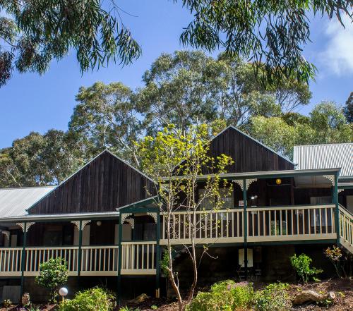 a house with a gambrel roof at Second Valley Cottages and Lodge in Second Valley
