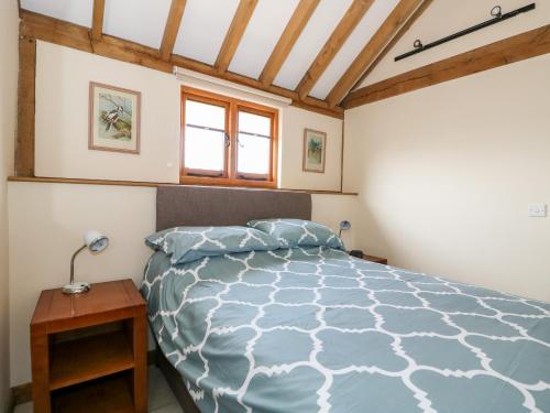 ハンスタントンにある5d Hidewaysの木製の天井が特徴のベッドルーム1室(ベッド1台付)