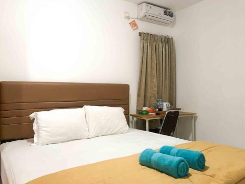 Postel nebo postele na pokoji v ubytování Sofia Residence Syariah Mitra RedDoorz