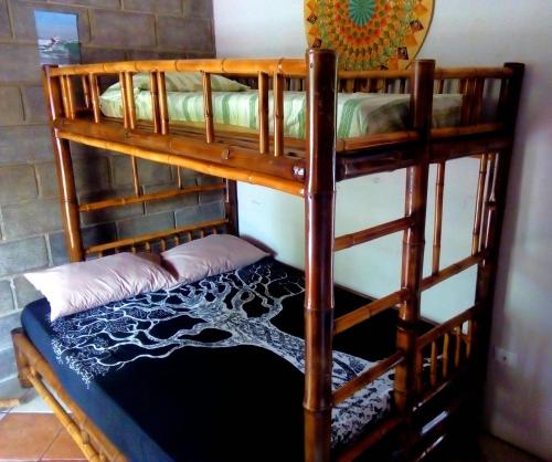 ein paar Etagenbetten in einem Zimmer in der Unterkunft Domi cabin in Dominical