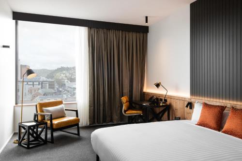 ein Hotelzimmer mit einem Bett, einem Schreibtisch und Stühlen in der Unterkunft Hotel Verge Launceston in Launceston