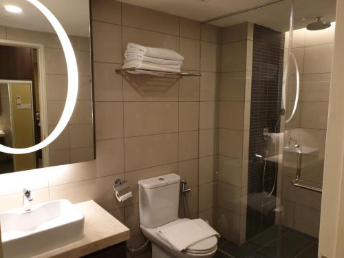 e bagno con servizi igienici, lavandino e doccia. di Studio Suite Genting Highland 33 a Resorts World Genting