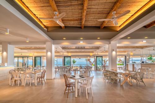 En restaurant eller et spisested på Iolida Beach by Smile Hotels