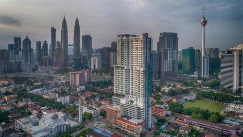 uma vista aérea de uma cidade com edifícios altos em Tamu Hotel & Suites Kuala Lumpur em Kuala Lumpur